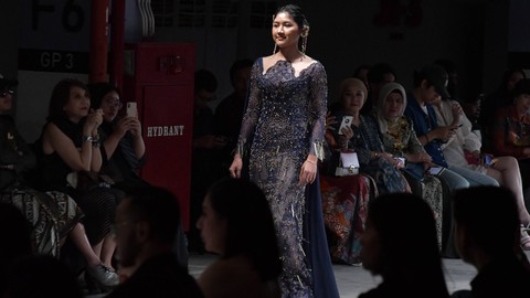 Istri dari Kaesang Pangarep, Erina Sofia Gudono (tengah) memperagakan busana karya desainer Ernesto Abram pada JF3 Fashion Festival di Summarecon Mall Kelapa Gading, Jakarta, Jumat (21/7/2023). Foto: ANTARA FOTO/ Fakhri Hermansyah