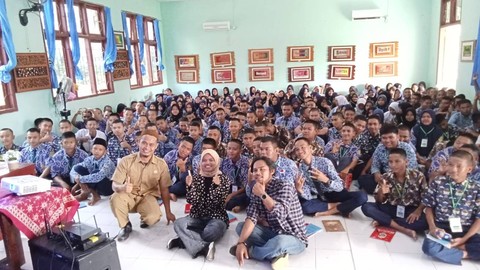 Gerakan Masyarakat Wirausaha (Gemawira) bersama UMKM Sahabat Sandi Uno menggelar pelatihan kewirausahaan kepada pelajar SMAN 1 Membalong, Kabupaten Belitung, Kepulauan Bangka Belitung, Jumat (21/7/2023). Foto: Dok. Istimewa