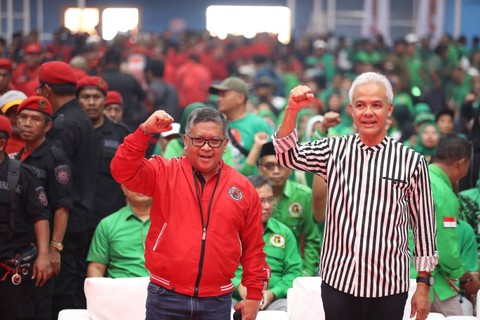 Sekjen PDIP Hasto Kristiyanto bersama Bacapres PDIP Ganjar Pranowo di acara Konsolidasi Partai Pendukung di GOR Laga Tangkas, Cibinong, Kabupaten Bogor, Jawa Barat, Sabtu (22/7/2023). Foto: Dok. PDIP