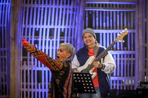 Ermi Kullit bersama Margie Segers tampil pada Jazz Gunung Bromo 2023 di Amfiteater Terbuka Bromo, Probolinggo, Jawa Timur, Sabtu (22/7/2023). Foto: Jamal Ramadhan/kumparan