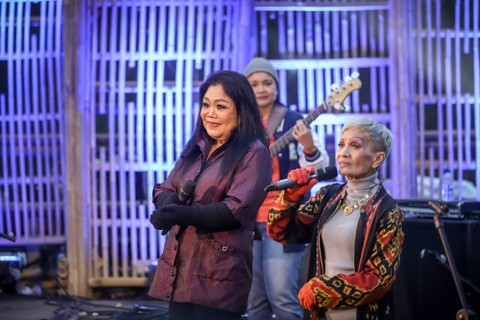 Ermi Kullit bersama Margie Segers tampil pada Jazz Gunung Bromo 2023 di Amfiteater Terbuka Bromo, Probolinggo, Jawa Timur, Sabtu (22/7/2023). Foto: Jamal Ramadhan/kumparan