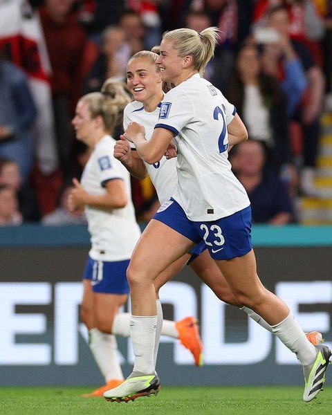 Penggawa Inggris, Georgia Stanway dan Alessia Russo. Foto: instagram/@lionesses Foto: admin