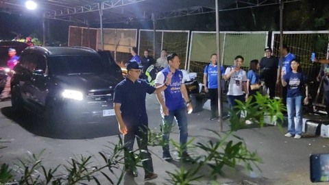 Bacapres Anies Baswedan dan Ketum Demokrat Agus Harimurti Yudhoyono tiba di Padepokan Voli Jenderal Pol Kunarto, Sentul, Jawa Barat, Sabtu (22/7/2023). Foto: Jonathan Devin/kumparan