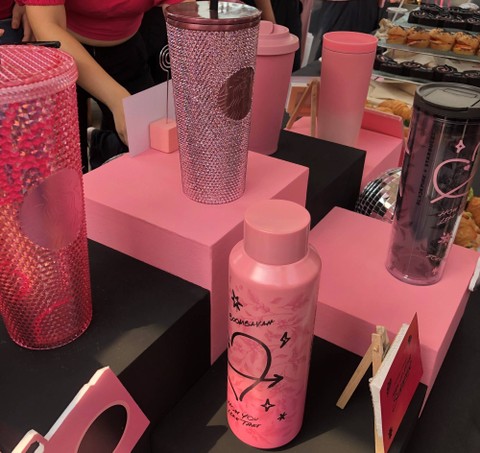 Kolaborasi Starbucks dengan Blackpink. Foto: Nada Saffana/kumparan