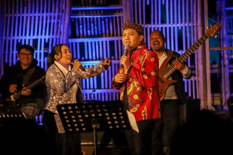 Ring of Fire Project feat Denny Caknan tampil pada Jazz Gunung Bromo 2023 di Amfiteater Terbuka Bromo, Probolinggo, Jawa Timur, Sabtu (22/7/2023). Foto: Jamal Ramadhan/kumparan