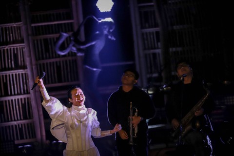 Penyanyi Yura Yunita tampil pada Jazz Gunung Bromo 2023 di Amfiteater Terbuka Bromo, Probolinggo, Jawa Timur, Sabtu (22/7/2023). Foto: Jamal Ramadhan/kumparan