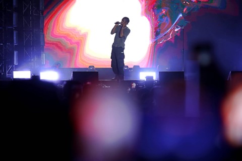 Penampilan Daniel Caesar pada We The Fest 2023 di GBK Sport Complex, Senayan, Jakarta, Sabtu (22/7/2023). Foto: Aditia Noviansyah/kumparan