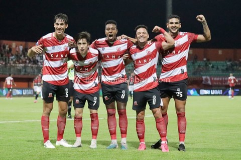 Jacob Mahler, Francisco Rivera, Hugo Gomes Jaja, Lulinha, Junior Brandao saat Madura United vs Persis Solo dalam pekan keempat Liga 1 2023/24 di Stadion Gelora Ratu Pamelingan, Pamekasan, Minggu (23/7/2023). Foto: Liga Indonesia Baru