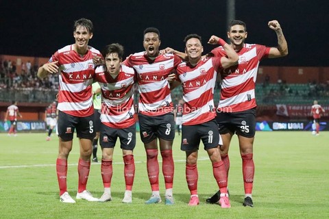 Kiri-ke-kanan: Jacob Mahler, Francisco Rivera, Hugo Gomes Jaja, Lulinha, Junior Brandao saat Madura United vs Persis Solo dalam pekan keempat Liga 1 2023/24 di Stadion Gelora Ratu Pamelingan, Pamekasan, Minggu (23/7/2023). Foto: Liga Indonesia Baru