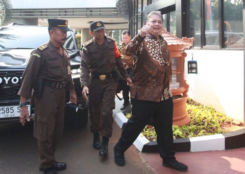 Menko Perekonomian Airlangga Hartarto berjalan memasuki ruangan saat akan menjalani pemeriksaan di Gedung Bundar, Kejaksaan Agung, Jakarta, Senin (24/7/2023). Foto: Reno Esnir/ANTARA FOTO