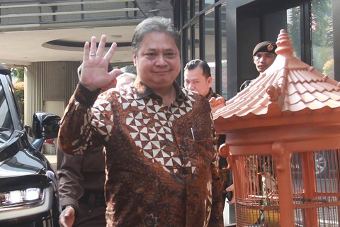 Menko Perekonomian Airlangga Hartarto berjalan memasuki ruangan saat akan menjalani pemeriksaan di Gedung Bundar, Kejaksaan Agung, Jakarta, Senin (24/7/2023). Foto: Reno Esnir/ANTARA FOTO