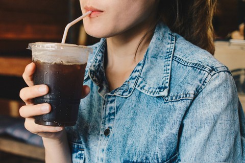 Ilustrasi minum kopi bisa meredakan sakit kepala. Foto: Shutterstock