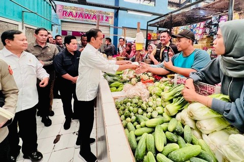Presiden Joko Widodo bersama Menhan Prabowo Subianto dan Menteri BUMN Erick Thohir meninjau Pasar Bululawang, Kabupaten Malang, Jawa Timur, Senin (24/7/2023).  Foto: Laily Rachev/Biro Pers Sekretariat Presiden