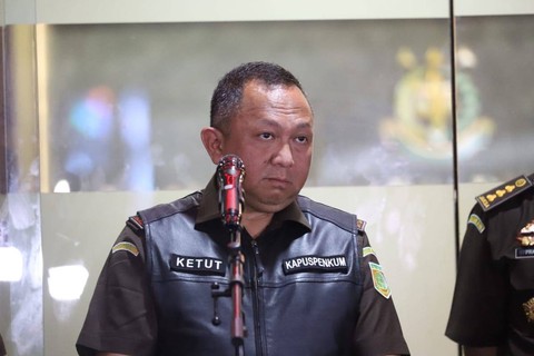 Kepala Pusat Penerangan Hukum Kejaksaan Agung, Ketut Sumedana, memberi keterangan kepada wartawan di Kejaksaan Agung pada Senin (24/7/2023).  Foto: Fitra Andrianto/kumparan
