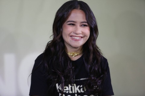 Prilly Latuconsina saat konferensi pers film Ketika Berhenti di Sini di Plaza Indonesia, Jakarta, Senin (24/7/2023). Foto: Dok. Agus Apriyanto