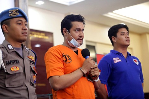 Tersangka penyalahgunaan narkoba, Bobby Joseph, saat dihadirkan dalam konferensi pers di Polres Jakarta Selatan, Jakarta, Selasa, (25/7/2023). Foto: Dok. Agus Apriyanto