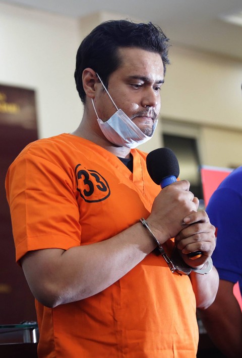 Tersangka penyalahgunaan narkoba, Bobby Joseph, saat dihadirkan dalam konferensi pers di Polres Jakarta Selatan, Jakarta, Selasa, (25/7/2023). Foto: Dok. Agus Apriyanto