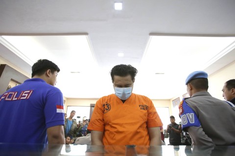 Tersangka penyalahgunaan narkoba, Bobby Joseph, saat dihadirkan di Polres Jakarta Selatan, Jakarta, Selasa, (25/7/2023). Foto: Dok. Agus Apriyanto