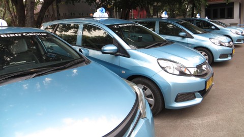 Mobil taksi bluebird. Foto: GeorginaCaptures/Shutterstock