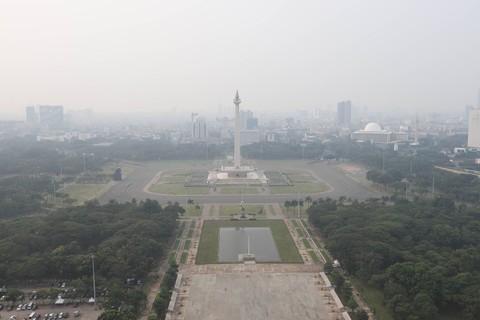 Suasana Jakarta difoto dari atas gedung Perpusnas terlihat samar karena polusi udara, Selasa (25/7/2023).  Foto: Jamal Ramadhan/kumparan