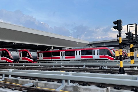 Uji coba operasional terbatas LRT Jabodebek dengan penumpang undangan belum dapat dilaksanakan.   Foto: Dok. PT KCIC