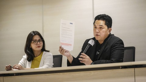 Ketum PSSI Erick Thohir (kanan) didampingi Waketum Ratu Tisha (kiri) saat menyampaikan keterangan pers di Jakarta, Selasa (25/7/2023). Foto: ANTARA FOTO/Dhemas Reviyanto