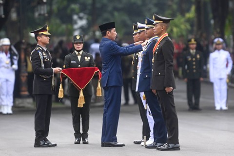 Jokowi melantik calon perwira menjadi perwira dalam Upacara Prasetya Perwira TNI & Polri 2023 di Istana Merdeka, Jakarta, 26 Juli 2023. Foto: Akbar Nugroho Gumay/ANTARA FOTO