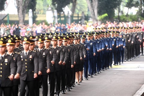 Sejumlah calon perwira remaja bersiap mengikuti Upacara Prasetya Perwira TNI dan Polri tahun 2023 di halaman Istana Merdeka, Jakarta, Rabu (26/7/2023). Foto: Akbar Nugroho Gumay/ANTARA FOTO
