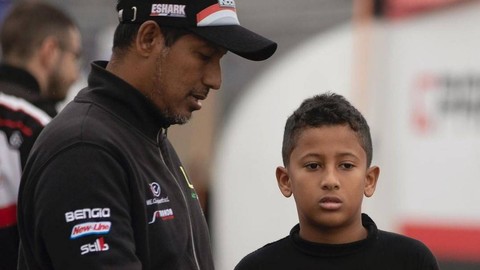Pebalap muda Indonesia yang berkompetisi di Italia, Qarrar Firhand (kiri); bersama ayahnya Firhand Ali. Foto: Pribadi/Firhand Ali