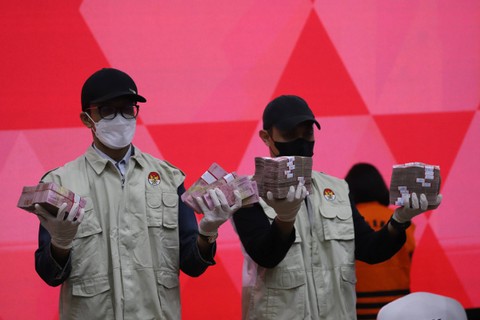 Penyidik KPK menunjukkan barang bukti operasi tangkap tangan (OTT) Basarnas saat konpers di Gedung KPK, Jakarta, Rabu (26/7/2023). Foto: Dicky Adam Sidiq/kumparan