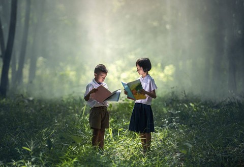 Ilustrasi anak dua anak kecil membaca buku (Sumber: Pixabay) 