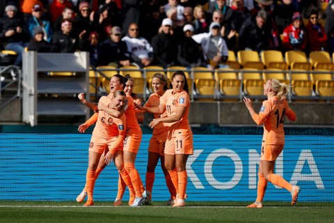 Pemain Belanda Jill Roord merayakan gol pertama mereka dengan rekan setimnya saat melawan Amerika Serikat pada Piala Dunia Wanita 2023 di Stadion Regional Wellington, Wellington, Selandia Baru, Kamis (27/7/2023). Foto: Amanda Perobelli/REUTERS