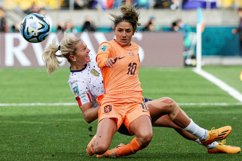 Pemain Belanda Danielle van de Donk berebut bola dengan pemain AS Lindsey Horan pada pertandingan Piala Dunia Wanita 2023 di Stadion Regional Wellington, Wellington, Selandia Baru, Kamis (27/7/2023). Foto: Marty Melville/AFP