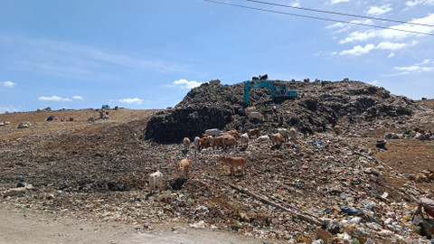 Sampah menggunung di TPA Piyungan di Bantul, DIY, Kamis (27/7). Lokasi tersebut ditutup sementara untuk perluasan di zona transisi 2. Foto: Arfiansyah Panji Purnandaru/kumparan
