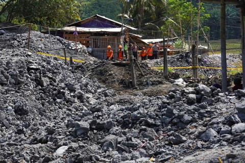 Tim SAR gabungan melakukan proses evakuasi delapan penambang emas yang terjebak di dalam lubang galian tambang di Desa Pancurendang, Ajibarang, Banyumas, Jawa Tengah, Kamis (27/7/2023). Foto: Idhad Zakaria/Antara Foto