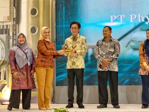 Sido Muncul dinobatkan sebagai salah satu perusahaan terbaik yang berkomitmen menjamin mutu produk dari hulu ke hilir. Penghargaan diberikan langsung oleh Kepala BPOM Penny K. Lukito kepada Direktur Sido Muncul Irwan Hidayat pada Kamis (27/7). Foto: Sido Muncul
