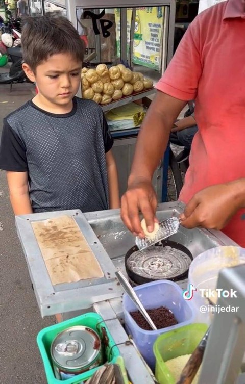 Putra Jessica Iskandar, El Barack, jajan di pinggir jalan. Foto: TikTok @inijedar