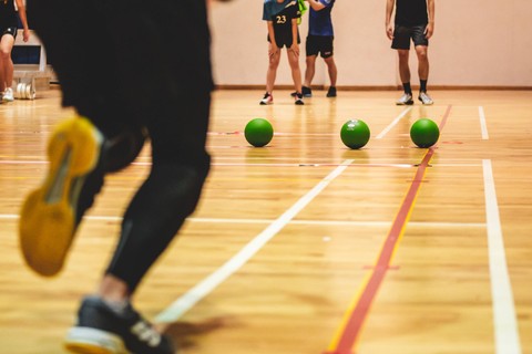 Ilustrasi Pemain yang bertugas untuk melakukan pukulan agar bola jatuh di daerah lawan disebut, sumber: unsplash/WanSanYip