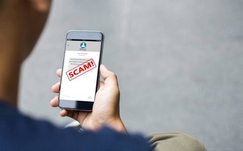 Ilustrasi online scam. Foto: panuwat phimpha/Shutterstock