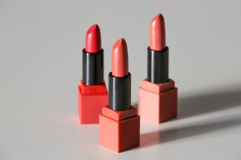 Ilustrasi Warna Lipstik untuk Kulit Kuning Langsat. Foto: triocean/Shutterstock