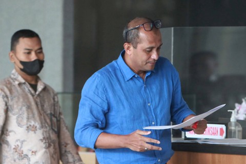 Wamenkumham Edward Omar Sharif Hiariej bersiap untuk menjalani pemeriksaan sebagai saksi terkait laporan dugaan gratifikas di Gedung Merah Putih KPK, Jakarta, Jumat (28/7/2023). Foto: Reno Esnir/ANTARA FOTO