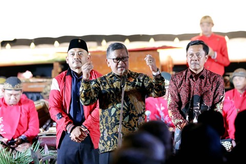 Sekjen PDIP, Hasto Kristiyanto, dalam acara pagelaran wayang kulit di Masjid At-Taufiq, Lenteng Agung, Jakarta Selatan, Jumat (28/7/2023). Foto: Dok. PDIP