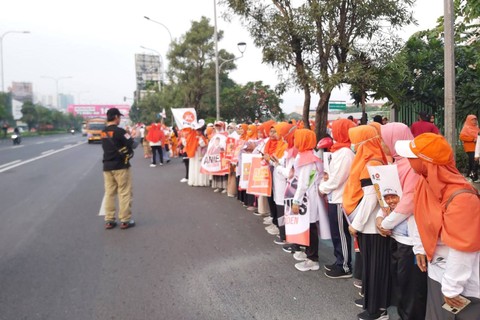 Suasana olahraga pagi PKS yang akan dihadiri bacapres Anies Baswedan di depan Stadion Chandrabaga Bekasi, Sabtu (29/7/2023).  Foto: Nadia Riso/kumparan