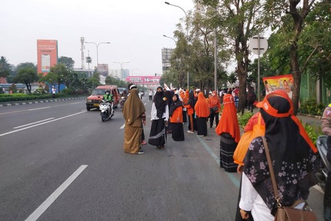 Suasana olahraga pagi PKS yang akan dihadiri bacapres Anies Baswedan di depan Stadion Chandrabaga Bekasi, Sabtu (29/7/2023).  Foto: Nadia Riso/kumparan