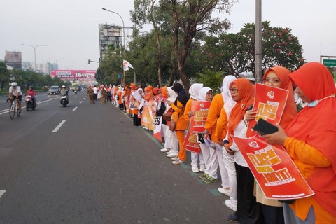 Suasana olahraga pagi PKS yang akan dihadiri bacapres Anies Baswedan di depan Stadion Chandrabaga Bekasi, Sabtu (29/7/2023).  Foto: Nadia Riso/kumparan