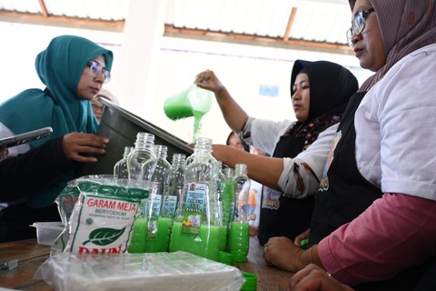 Pelatihan sabun cuci yang digelar Gerbong Pecinta Sandi Uno untuk membuka peluang usaha para ibu-ibu di Pemalang. Foto: Dok. Istimewa