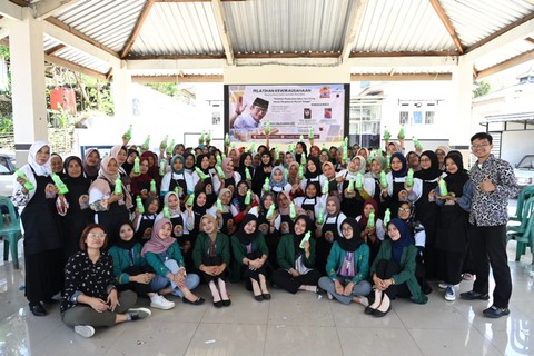 Gerbong Pecinta Sandi Uno bersama Seeker Revolution dan ibu-ibu PKK Desa Karangsari, Kabupaten Pemalang. Foto: Dok. Istimewa