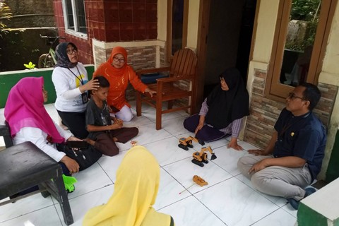 Disdik dan KPAI Purwakarta menyambangi kediaman Ivan Gunawan di Kecamatan Babakancikao, Purwakarta. Dok: kumparan