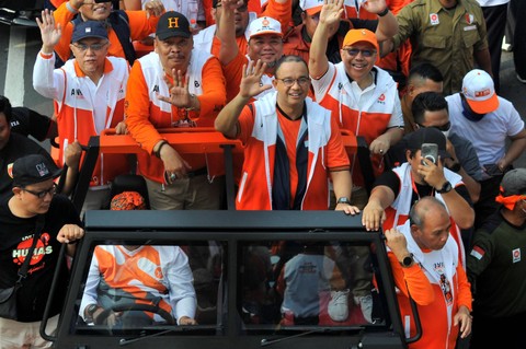 Bakal Calon Presiden Anies Baswedan (tengah) menyapa sejumlah relawan saat kunjungan di Jalan Ahmad Yani Bekasi, Jawa Barat, Sabtu (29/7/2023). Foto: Fakhri Hermansyah/ANTARA FOTO