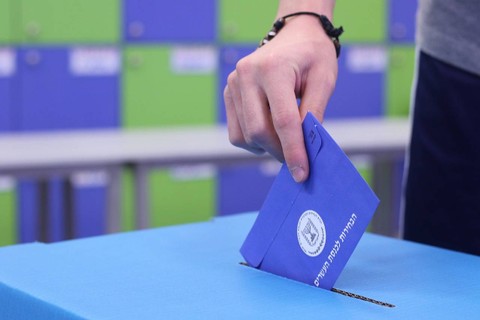 Ilustrasi jelaskan pengertian demokrasi dalam arti umum - Sumber: pixabay.com/ornaw